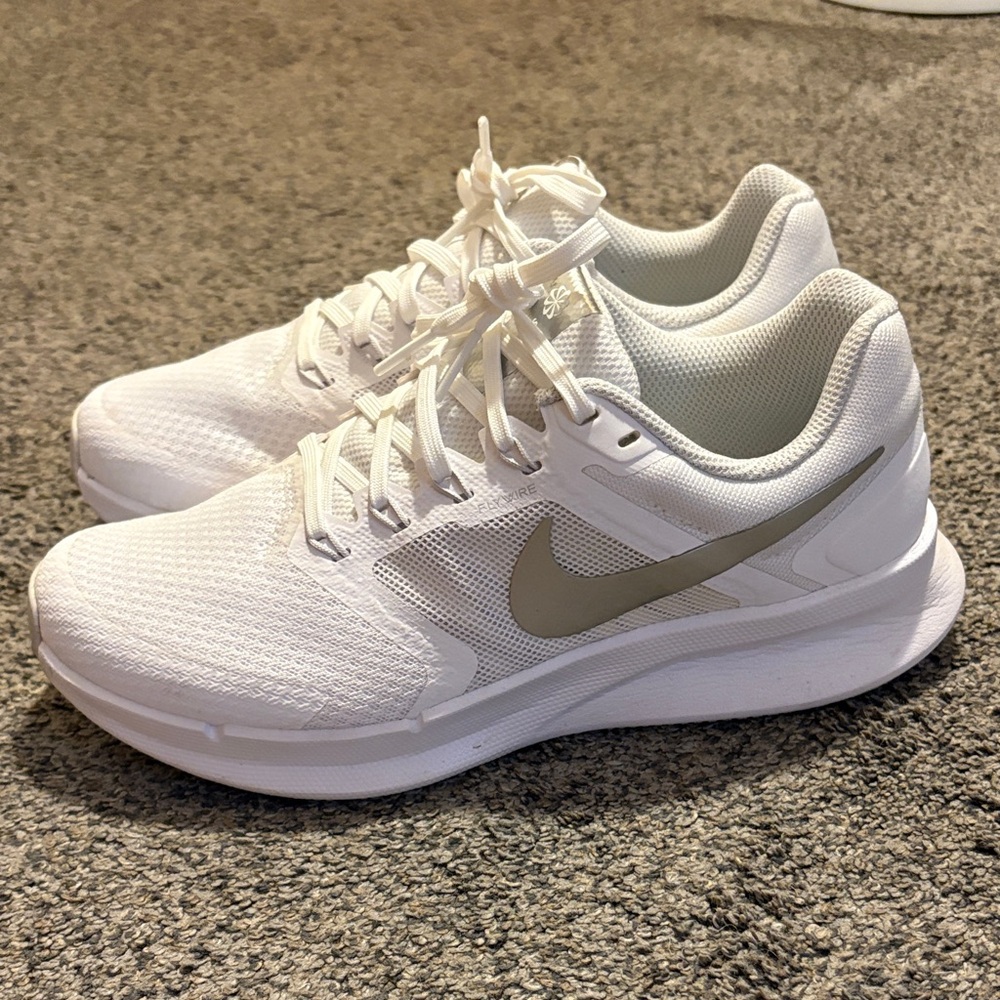Nike Women's White and Gray Sneakers. Size 7. Running shoes.